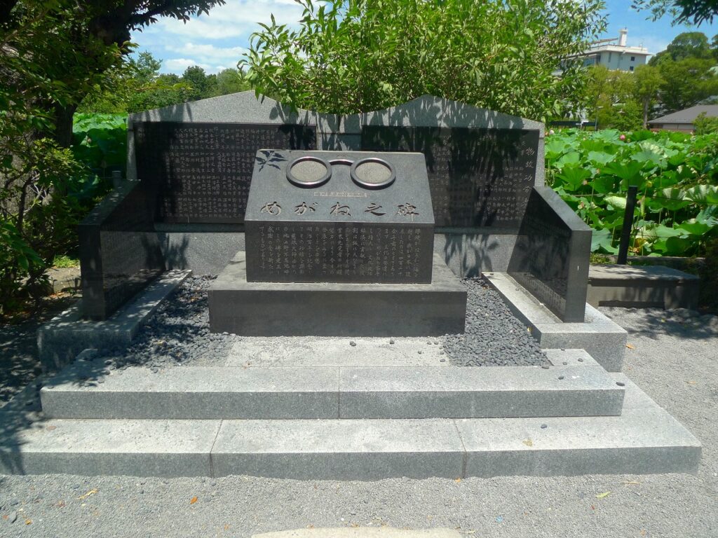 上野不忍池　眼鏡の碑