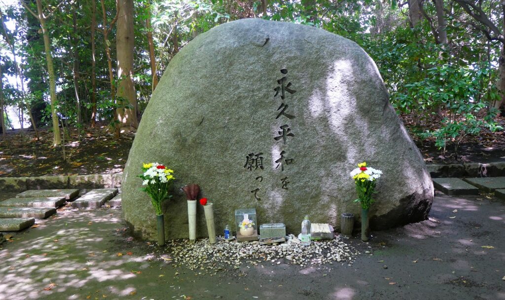 東池袋中央公園　平和の碑